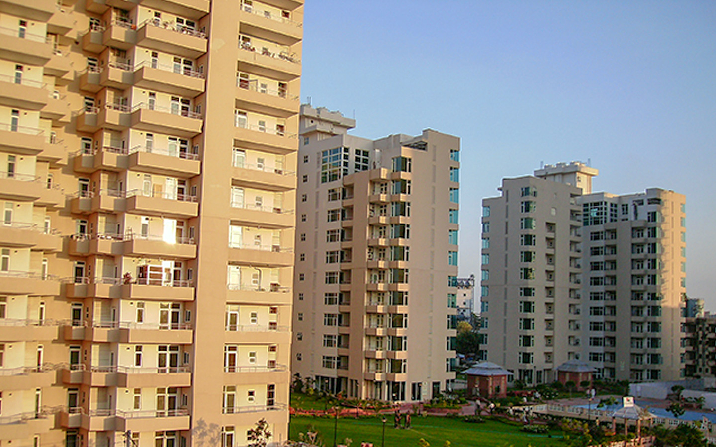 Raheja Atlantis Key Highlights